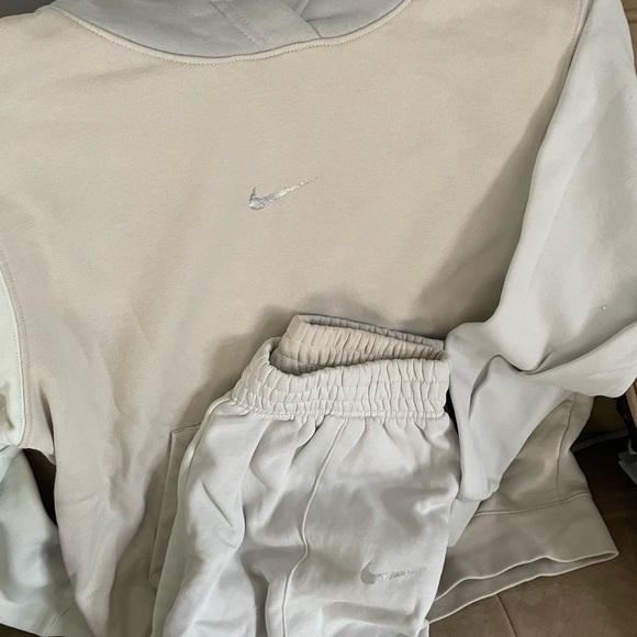 Nike tracksuit - Picture 2 of 2